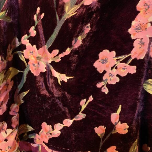 MINK PINK CRUSHED VELVET FLORAL TOP SIZE M NWT - Picture 5 of 9